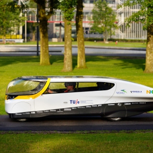世界首輛家用太陽能轎車